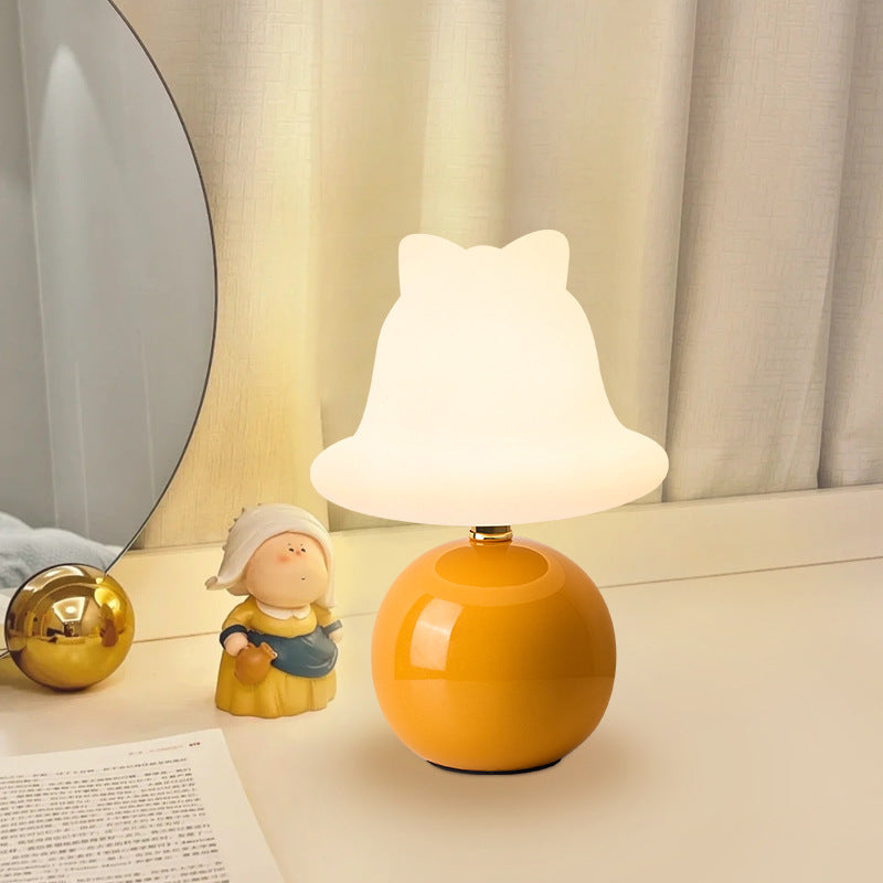Garduru - Minimalistische LED Tischlampe mit Keramikfuß & Energieeffizienter Beleuchtung
