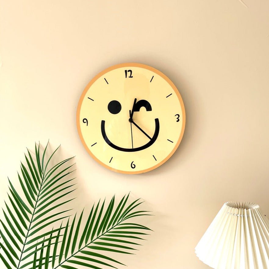 Wanduhr mit gelbem Smiley-Cartoon