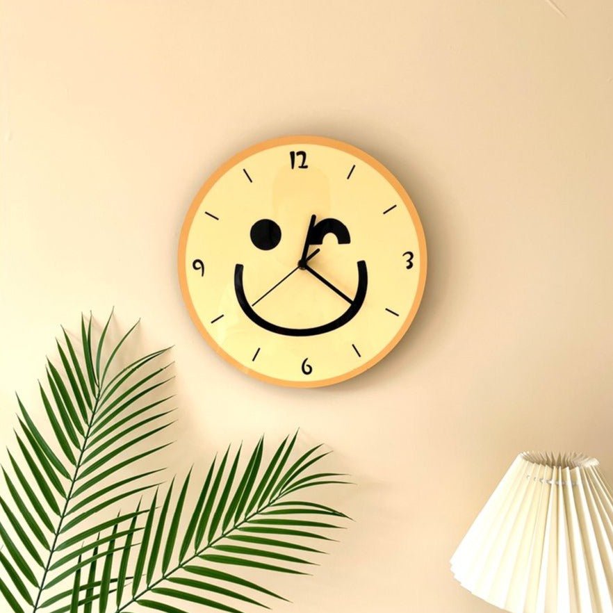 Wanduhr mit gelbem Smiley-Cartoon