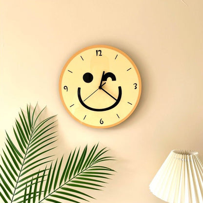 Wanduhr mit gelbem Smiley-Cartoon