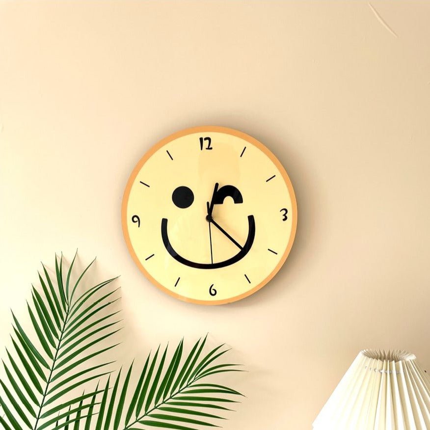 Wanduhr mit gelbem Smiley-Cartoon