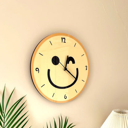 Wanduhr mit gelbem Smiley-Cartoon