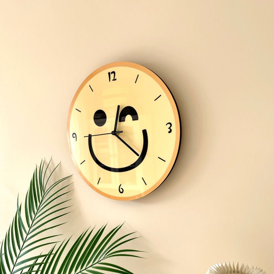 Wanduhr mit gelbem Smiley-Cartoon