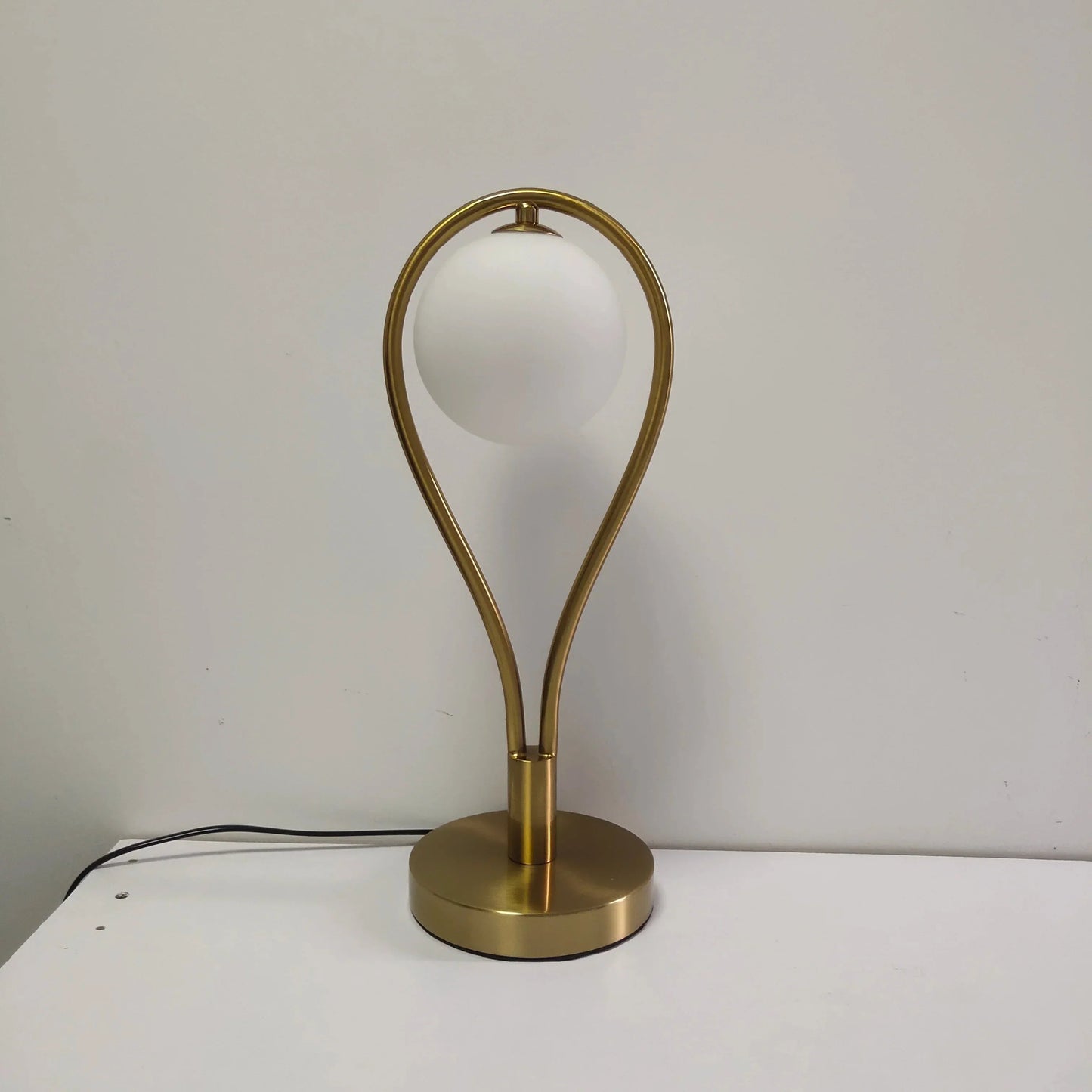 Garduru - Minimalistische Nachttischlampe aus Mattglas