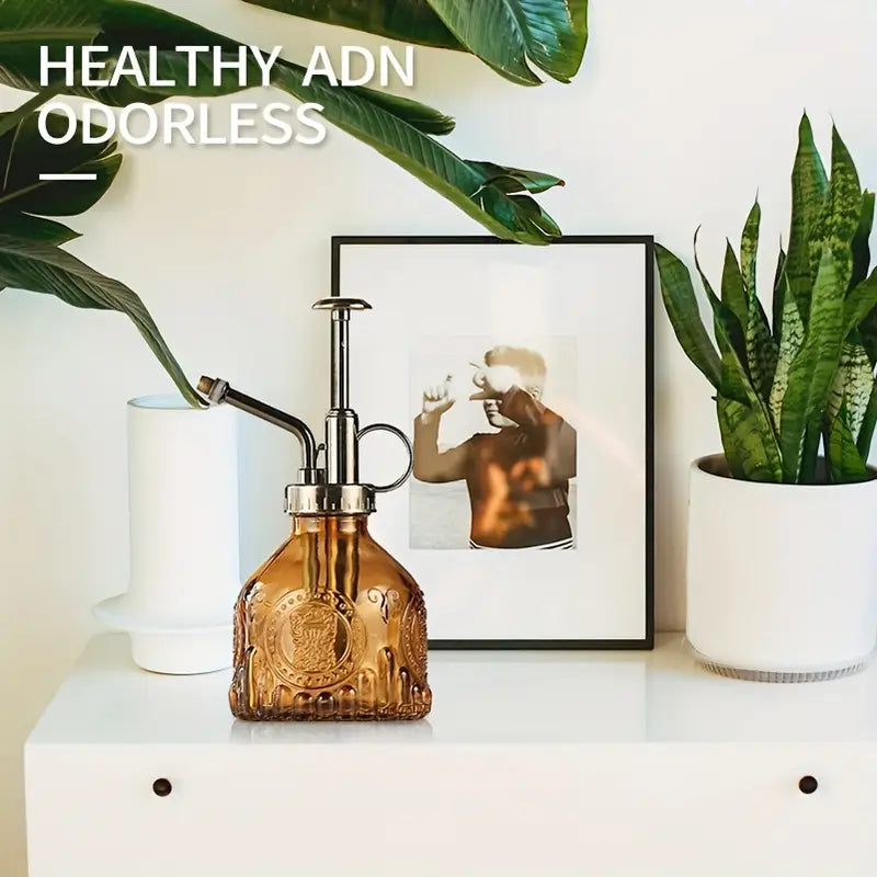 Vintage Glasflasche mit Metalldüse für Pflanzenpflege