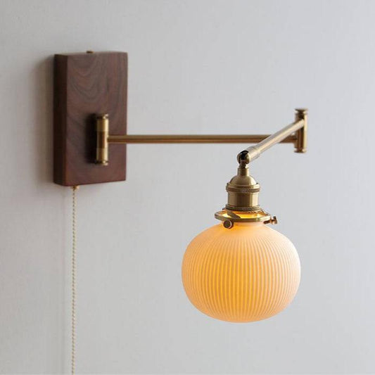 Wandleuchte aus Keramik und Holz – Modernes Design für zeitgenössisches Interieur