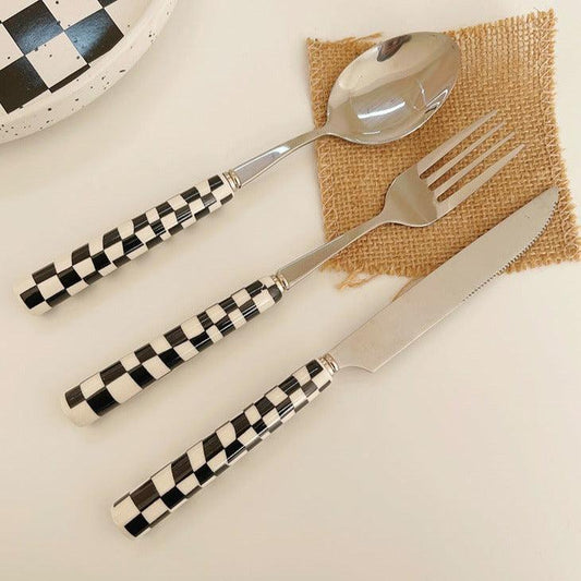 RetroChef – Stylisches Edelstahlbesteck mit Schachbrettmuster