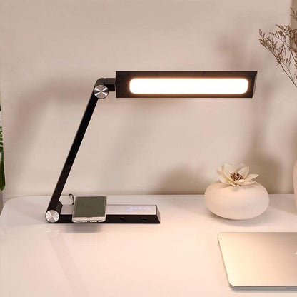 Schlichte, minimalistische schwarze Schreibtischlampe mit kabelloser Aufladung