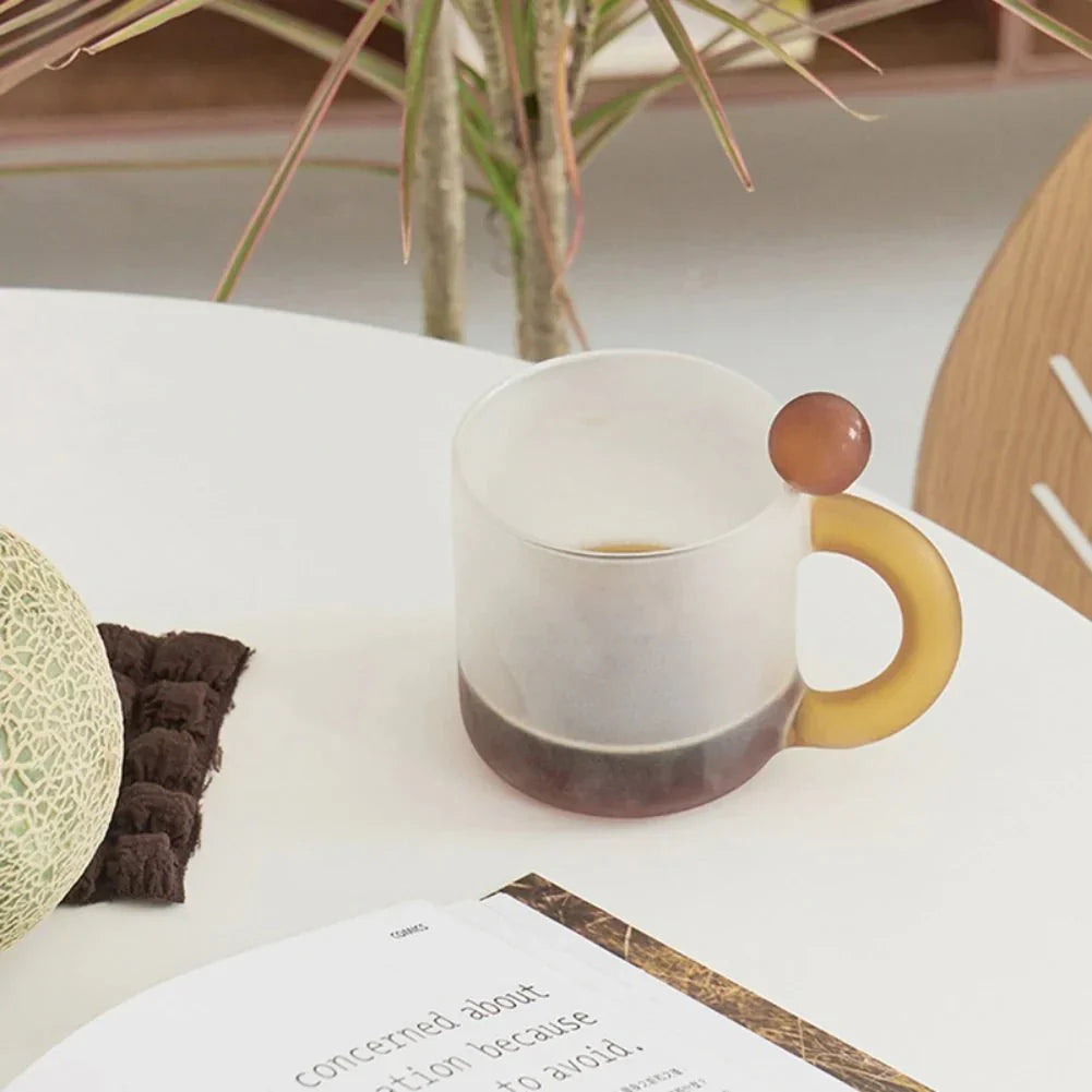 Tasse Kaffee Bunt mit Kontrastgriff