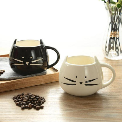 Kaffeetasse mit Löffel und Katzenmotiv