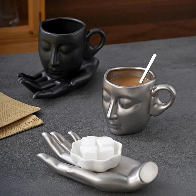 Kaffeetassen-Set mit minimalistischer Gesichtsform