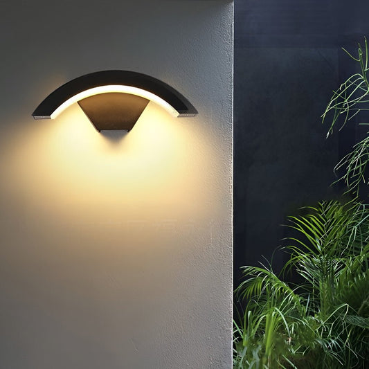Außenwandleuchte mit gebogenem LED-Design