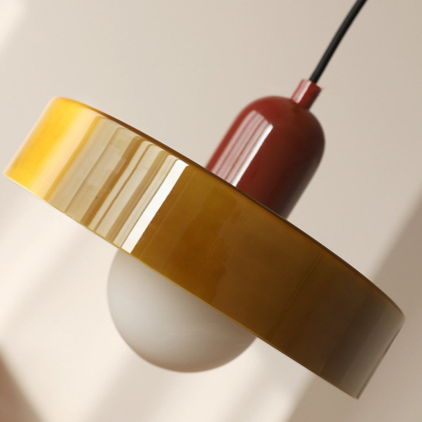 Garduru Pendelleuchte aus farbigem Glas | Elegante Hängeleuchte im Bauhaus-Stil | Designlampe für Wohnzimmer & Esszimmer