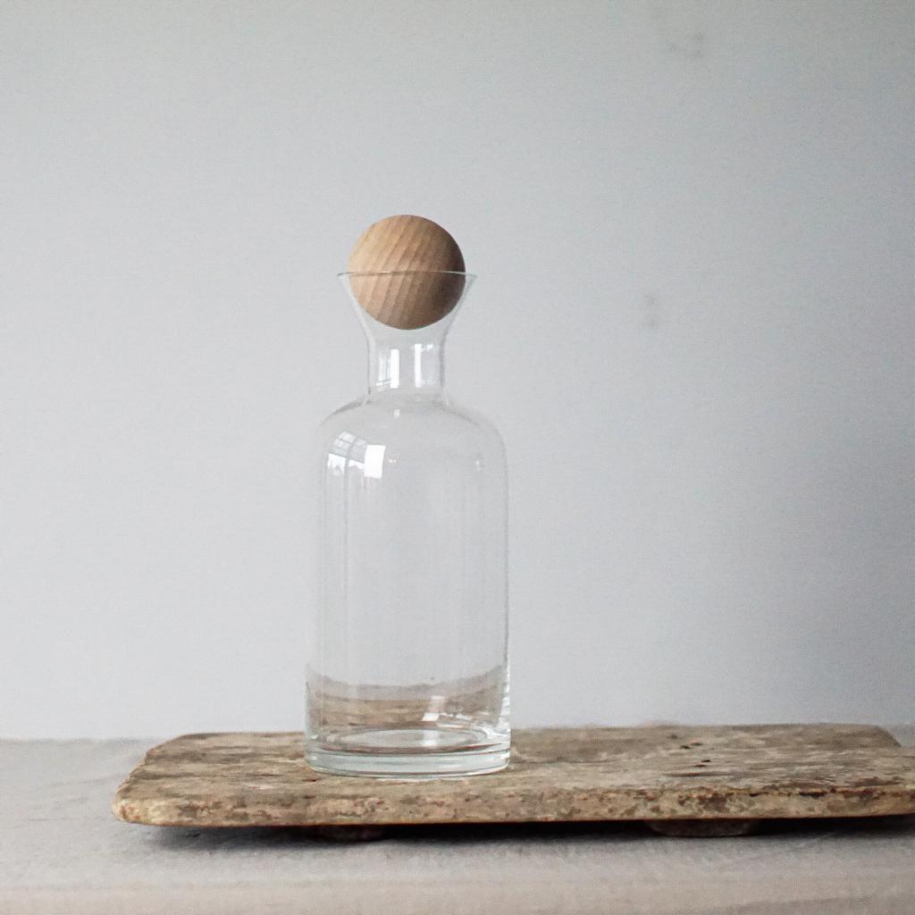 Klare Glas Karaffe mit Holzballdeckel 1L