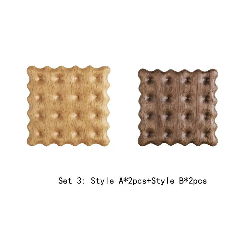 Vierteilige Set aus Holzuntersetzern in Keksform