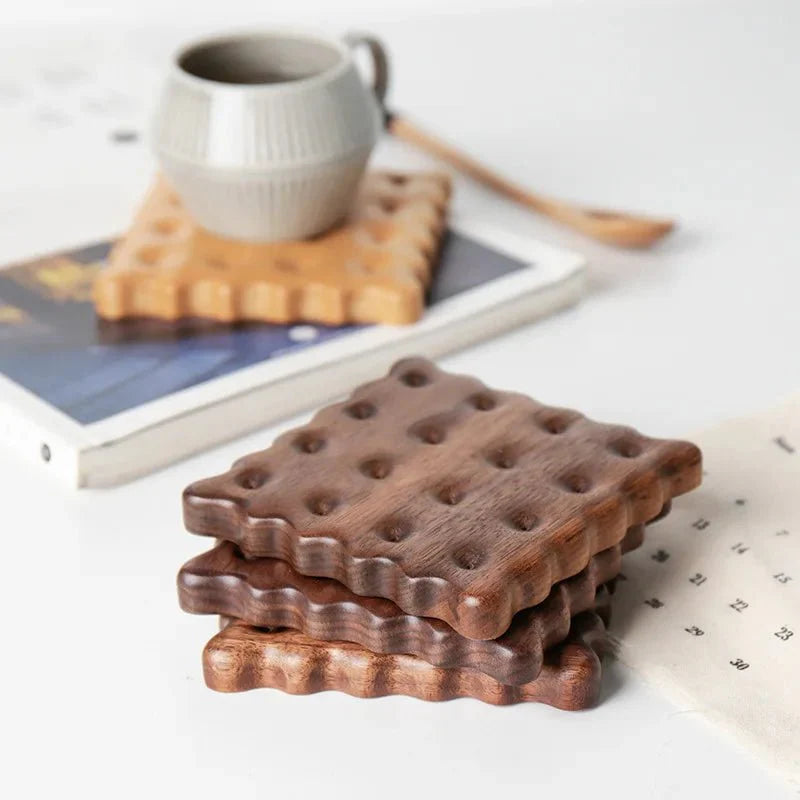 Vierteilige Set aus Holzuntersetzern in Keksform