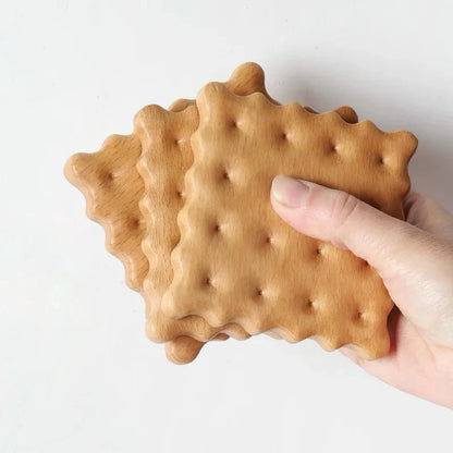 Vierteilige Set aus Holzuntersetzern in Keksform