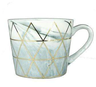 Tasse mit goldenem Dreieck-Print