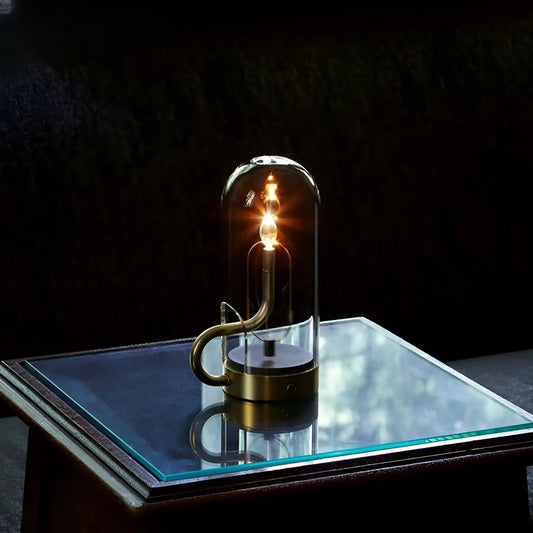 Minimalistische Tischlampe mit Glaskuppel und Metallbasis