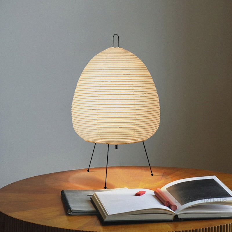 Handgefertigte Tischlampe aus Metall und Stoff | LuxeGlow