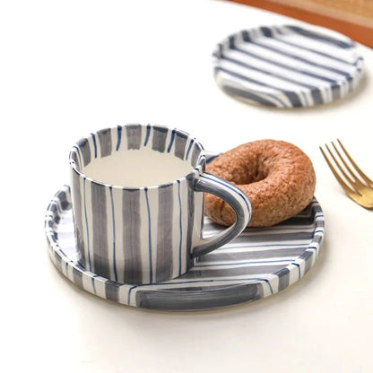 Set aus Tasse und Untertasse aus Keramik mit handgezeichneten Streifen