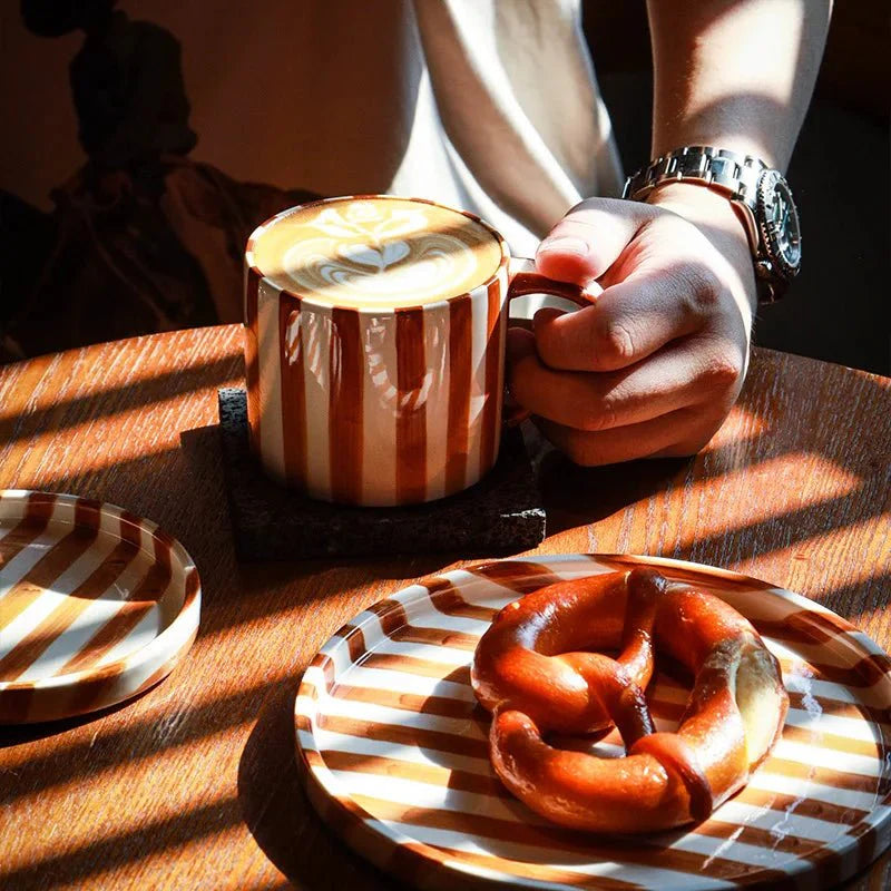 Set aus Tasse und Untertasse aus Keramik mit handgezeichneten Streifen