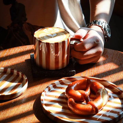 Set aus Tasse und Untertasse aus Keramik mit handgezeichneten Streifen