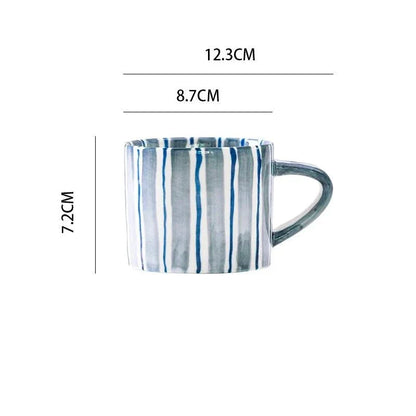 Set aus Tasse und Untertasse aus Keramik mit handgezeichneten Streifen