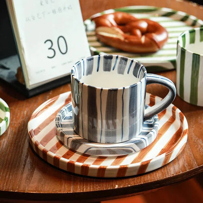 Set aus Tasse und Untertasse aus Keramik mit handgezeichneten Streifen