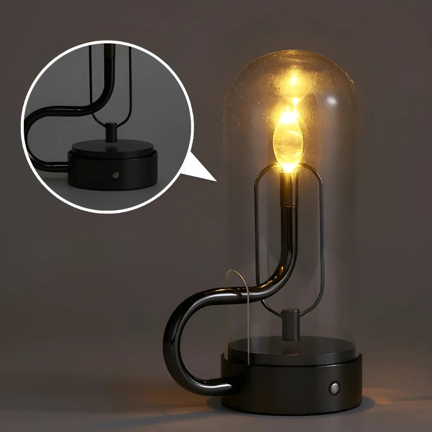 Minimalistische Tischlampe mit Glaskuppel und Metallbasis