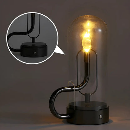 Minimalistische Tischlampe mit Glaskuppel und Metallbasis