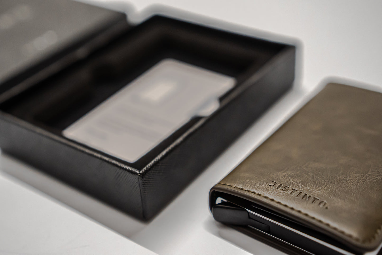 Royaleva Sleek RFID Pop-Up Geldbörse für einfachen Karten Zugang
