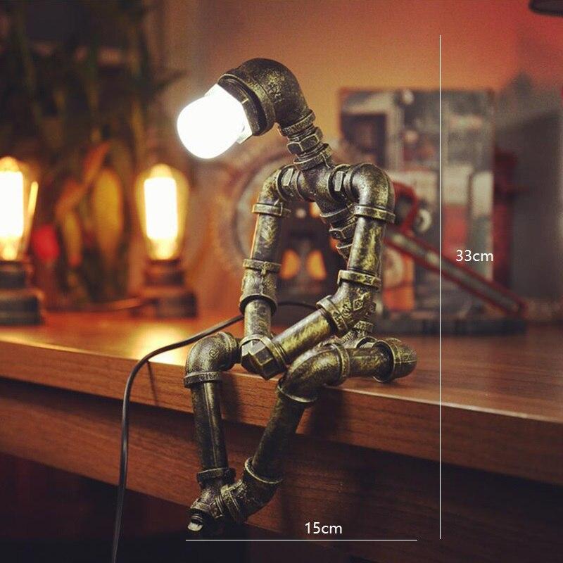 RetroBot™ Eisen Roboter Tischlampe | Vintage LED Leuchte | Stimmungslicht für Zuhause & Büro