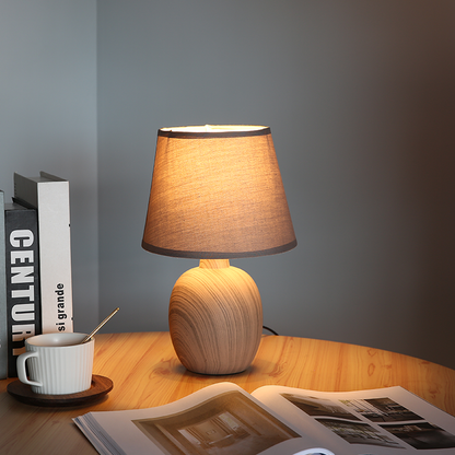 NICHT VORRÄNGIG Modern Eleganz – Zeitgenössische Holzfuß Tischlampe mit Stoffschirm