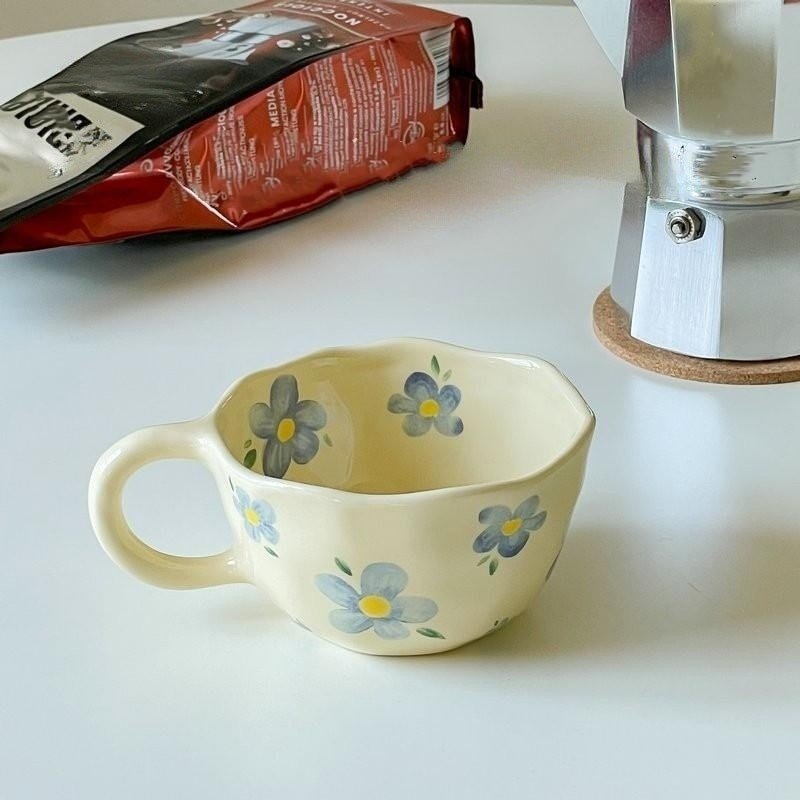 Keramiktasse mit unregelmäßiger Blume im koreanischen Stil