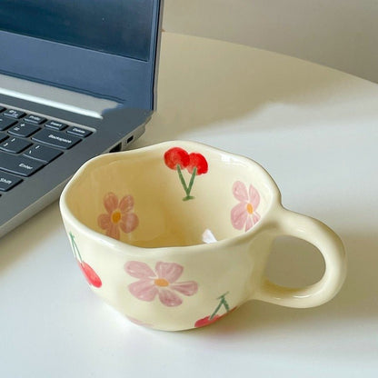 Keramiktasse mit unregelmäßiger Blume im koreanischen Stil