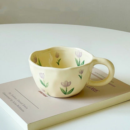 Keramiktasse mit unregelmäßiger Blume im koreanischen Stil