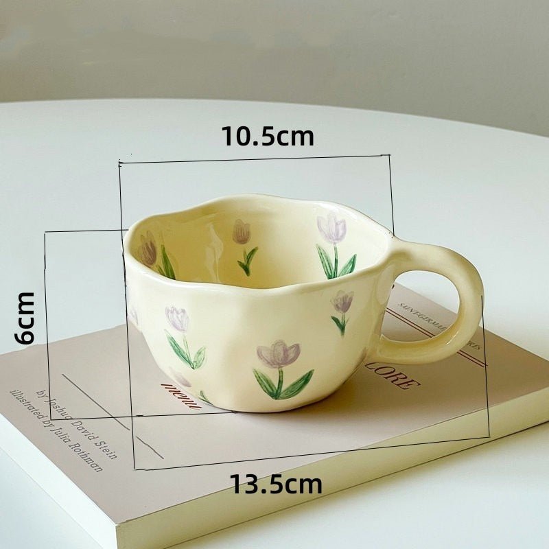 Keramiktasse mit unregelmäßiger Blume im koreanischen Stil