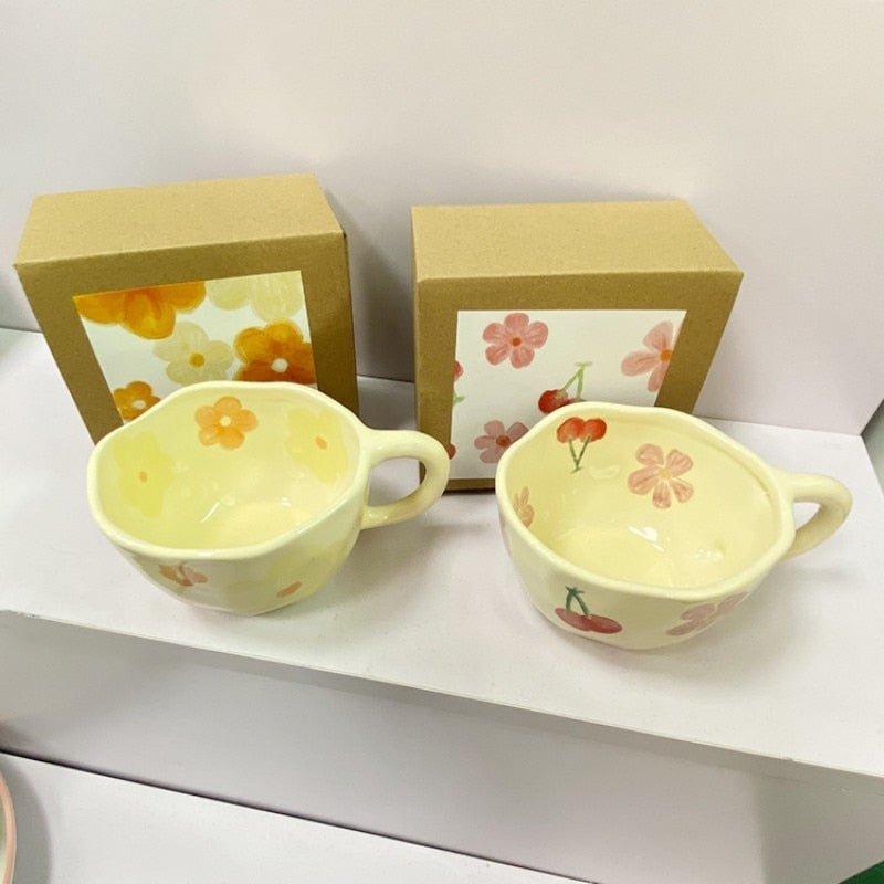 Keramiktasse mit unregelmäßiger Blume im koreanischen Stil