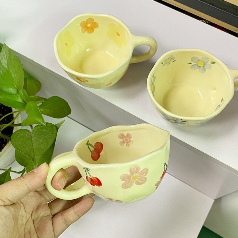 Keramiktasse mit unregelmäßiger Blume im koreanischen Stil