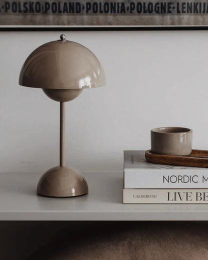 Dome Tischlampe – Retro-Design mit Metallfuß – Vielseitig und Modern