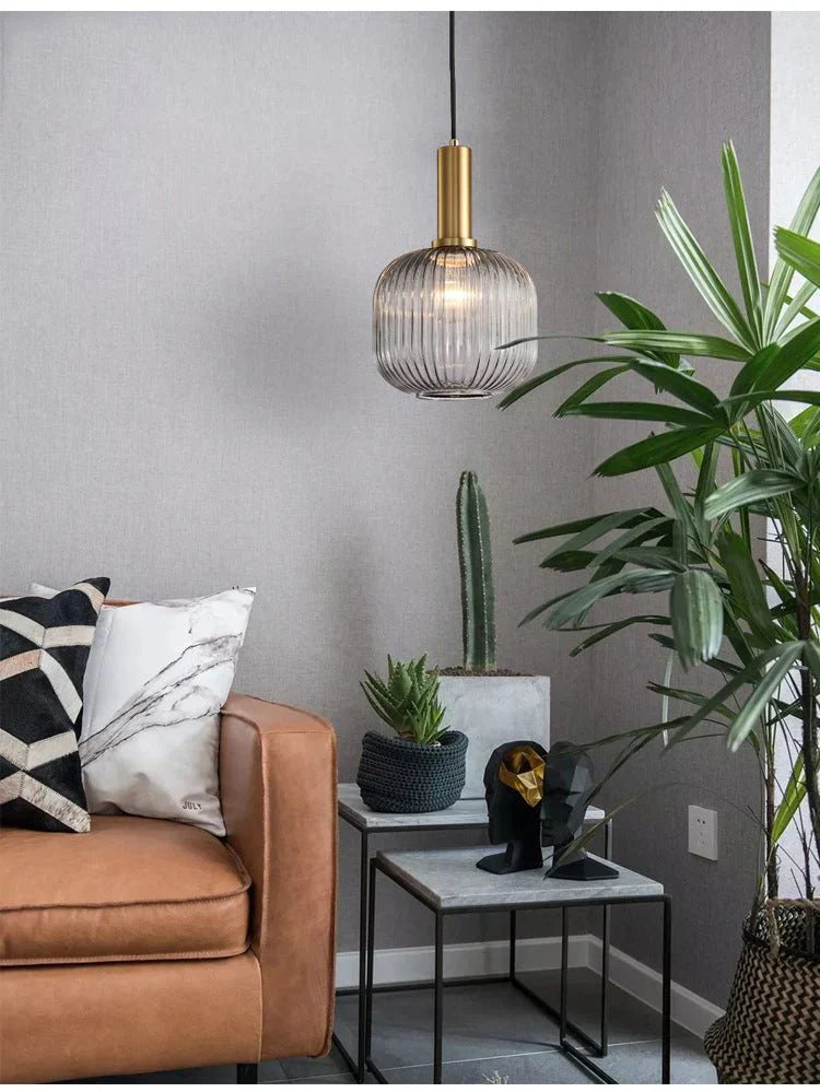 Vintage-Glas-Hängebeleuchtung mit goldenen Details – Elegante Hängelampe für Wohnräume