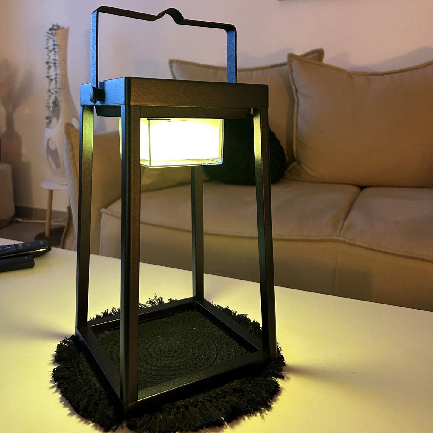 Solar LED Laterne mit USB-Ladefunktion und Smartphone-Steuerung