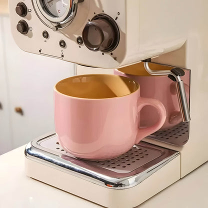 Große Hellfarbige Keramiktasse für das Frühstück