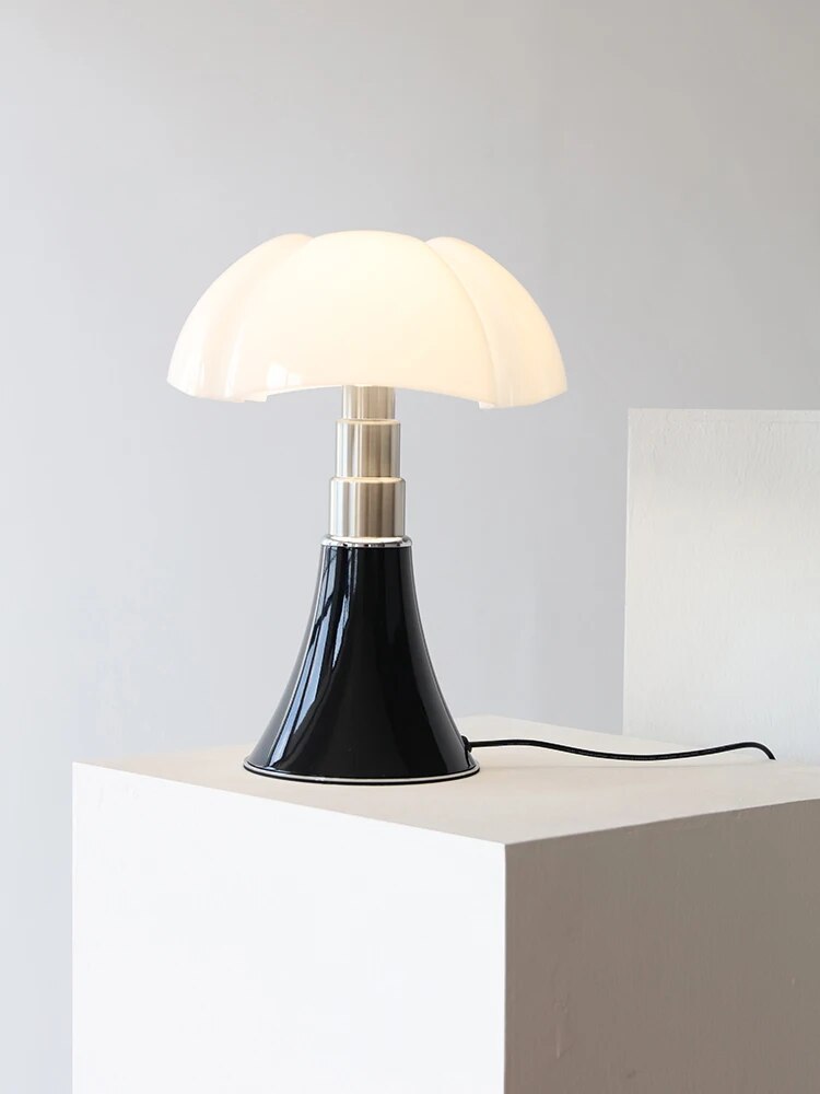 BloomSphere – Luxus Tischlampe mit raffiniertem Blumendesign