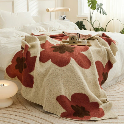 Blumige weiche Decke für gemütlichen Komfort zu Hause oder im Büro