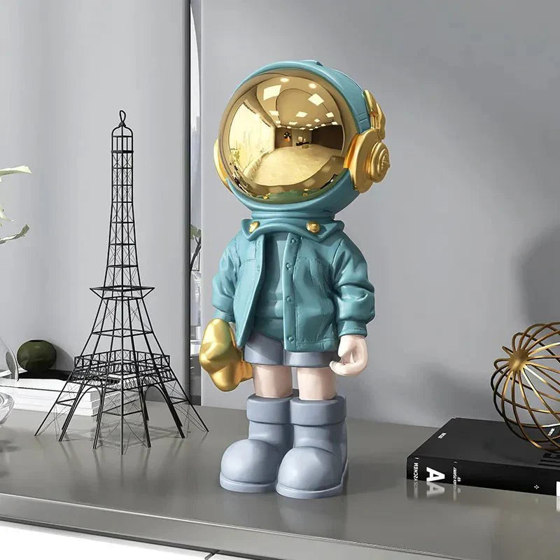 CosmoLuxe – Elegante Astronautenstatue mit goldenen Akzenten