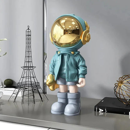 CosmoLuxe – Elegante Astronautenstatue mit goldenen Akzenten