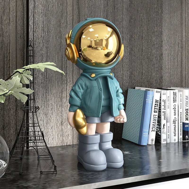 CosmoLuxe – Elegante Astronautenstatue mit goldenen Akzenten