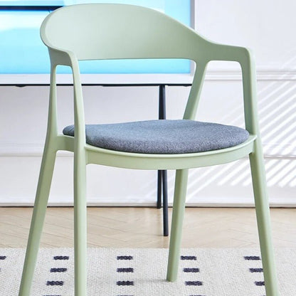 Moderner Esszimmerstuhl im minimalistischen Stil